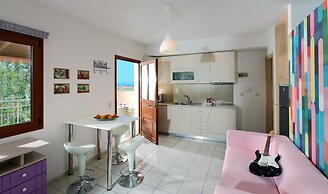 Charming Retro Studio With Shared Pool and View RU