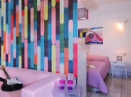 Charming Retro Studio With Shared Pool and View RU