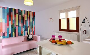 Charming Retro Studio With Shared Pool and View RU