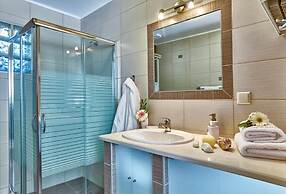 Charming Retro Studio With Shared Pool and View RU