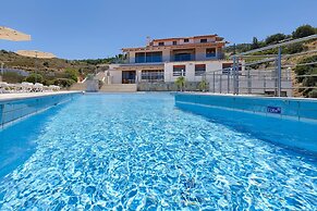Spacious Villa With Private Jacuzzi Shared Pool and Amazing View RU