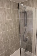 1-bed House - Sleeps 2 - Parking, Wifi