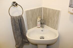 1-bed House - Sleeps 2 - Parking, Wifi