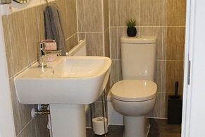 1-bed House - Sleeps 2 - Parking, Wifi