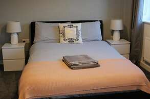 1-bed House - Sleeps 2 - Parking, Wifi