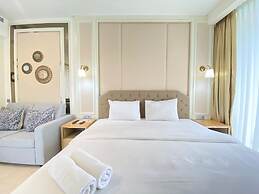 Modern Studio Room With Jacuzzi At Art Deco Apartment