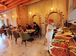 The Golden Pera's Hotel & Spa