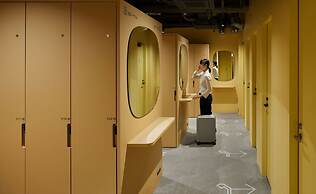 9h nine hours woman Shinjuku