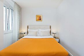 Dominus, Modernly Decorated Suite in City Center
