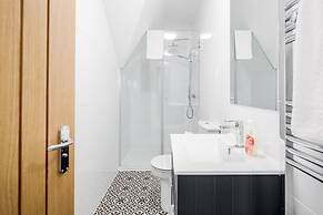 Comfortable 2BR Apartment in Bedford