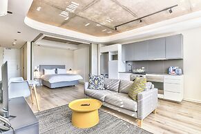 Great Studio With Balcony and City Views