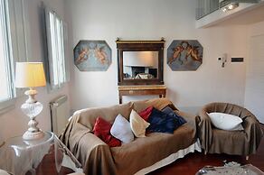 Cozy Central City Apartment