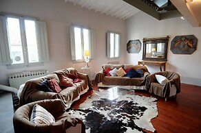 Cozy Central City Apartment