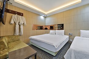 Moon Bay Hotel