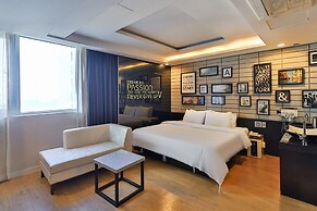 Moon Bay Hotel