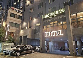 Moon Bay Hotel
