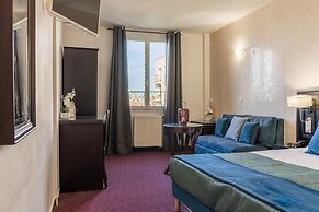 HOTEL ROYAL