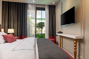Motif Hotel