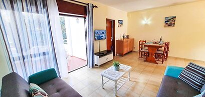 Apartment - Sleeps 2, Parking & Pool Access