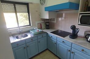 Apartment - Sleeps 2, Parking & Pool Access