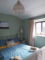 2 Bed Cottage - Sleeps 4 - Pets - Parking