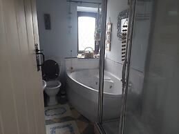 2 Bed Cottage - Sleeps 4 - Pets - Parking