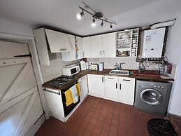 2 Bed Cottage - Sleeps 4 - Pets - Parking