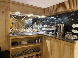 Ganj Hotel