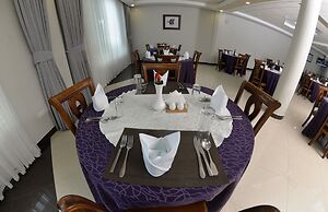 Maple Leaf Hotel