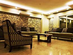 Spacious Executive Luxury Apartment With Balcony