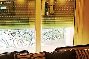 Spacious Executive Luxury Apartment With Balcony