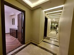 Spacious Executive Luxury Apartment With Balcony