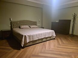 Spacious Executive Luxury Apartment With Balcony