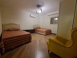 Spacious Executive Luxury Apartment With Balcony