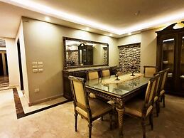 Spacious Executive Luxury Apartment With Balcony