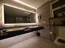 Spacious Executive Luxury Apartment With Balcony