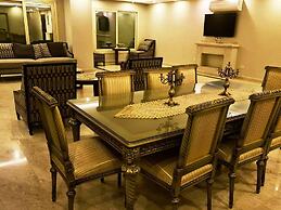 Spacious Executive Luxury Apartment With Balcony