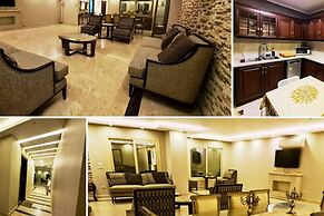 Spacious Executive Luxury Apartment With Balcony
