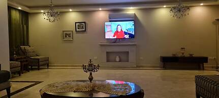 Spacious Executive Luxury Apartment With Balcony