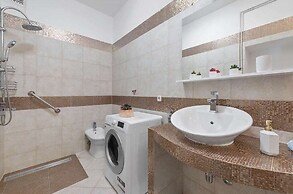 La Guardia apartments