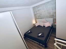 Dalmatian White Shell Apartment