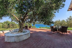 Beachfront Luxury Villa w. Pool & Large Garden