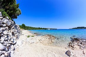 Beachfront Luxury Villa w. Pool & Large Garden
