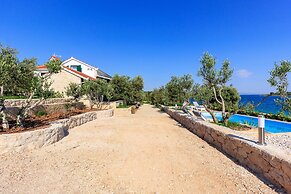 Beachfront Luxury Villa w. Pool & Large Garden