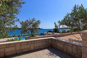 Beachfront Luxury Villa w. Pool & Large Garden