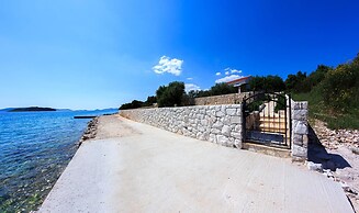 Beachfront Luxury Villa w. Pool & Large Garden