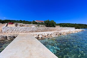 Beachfront Luxury Villa w. Pool & Large Garden
