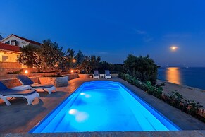 Beachfront Luxury Villa w. Pool & Large Garden