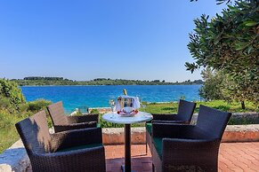 Beachfront Luxury Villa w. Pool & Large Garden