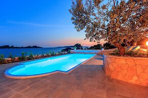 Beachfront Luxury Villa w. Pool & Large Garden
